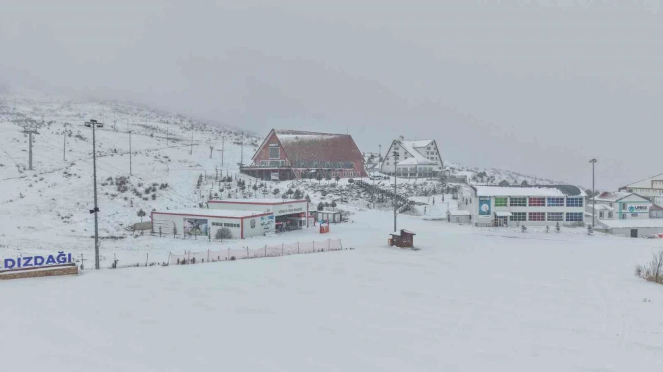 Türkiye'nin en ekonomik kayak tesisi beyaza büründü