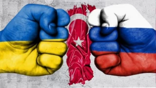 Ukrayna-Rusya savaşında NATO üyesi Türkiye'nin izlediği politika Rusya'yı rahatsız ediyor. Rusya, Türkiye'den Ukrayna'ya silah vermemesini resmen talep etti. Bu aşamada Türkiye'nin önünde tarafsız kalmaktan başka seçenek görünmüyor