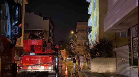 Ümraniye'de binanın çatısı yandı