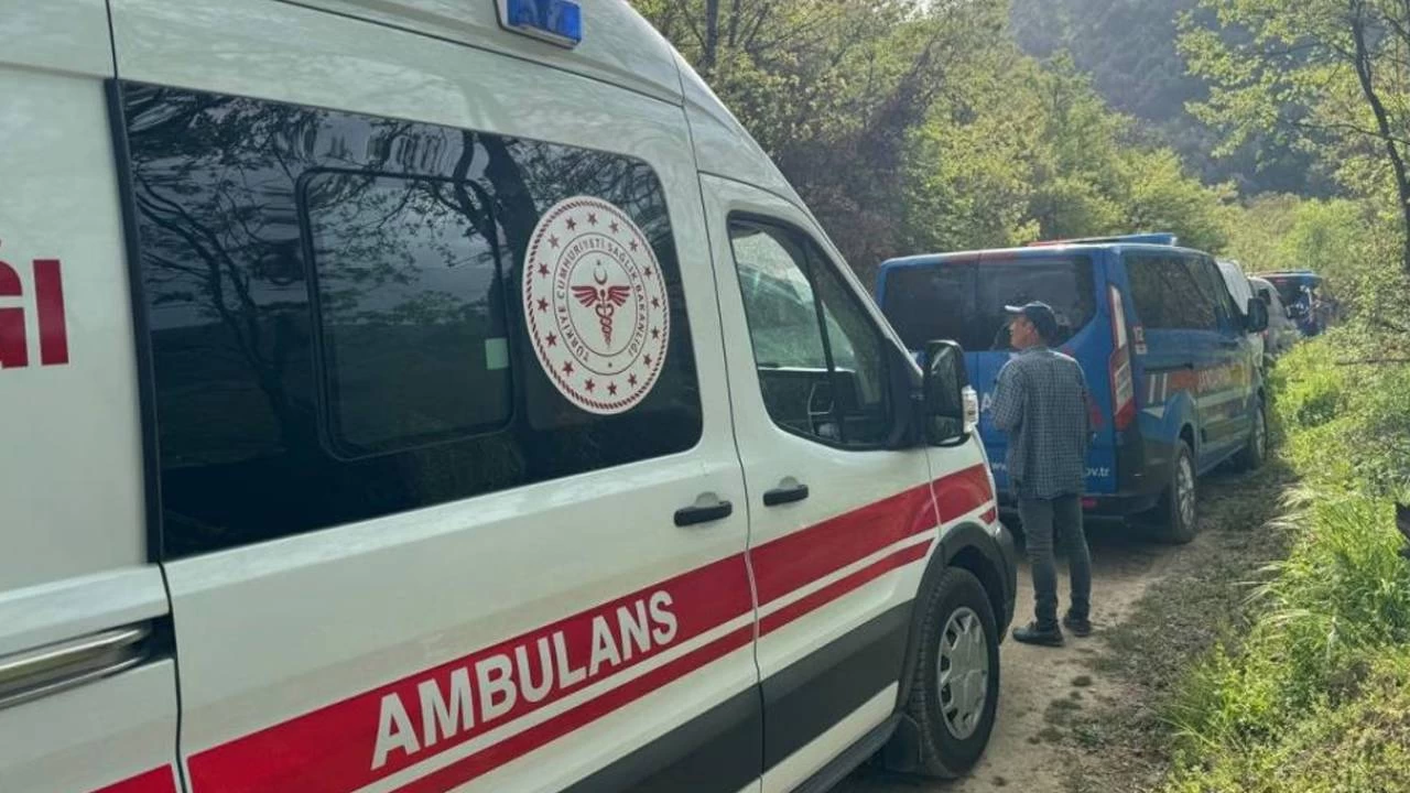 �niversite ��rencilerini ta��yan ara� kazaya kar��t�: 15 yaral�