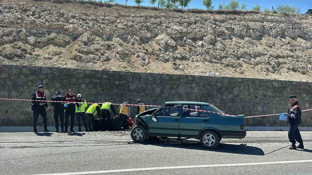 U�ak'ta feci kaza: Kar�-koca hayat�n� kaybetti, 3 ki�i yaraland�