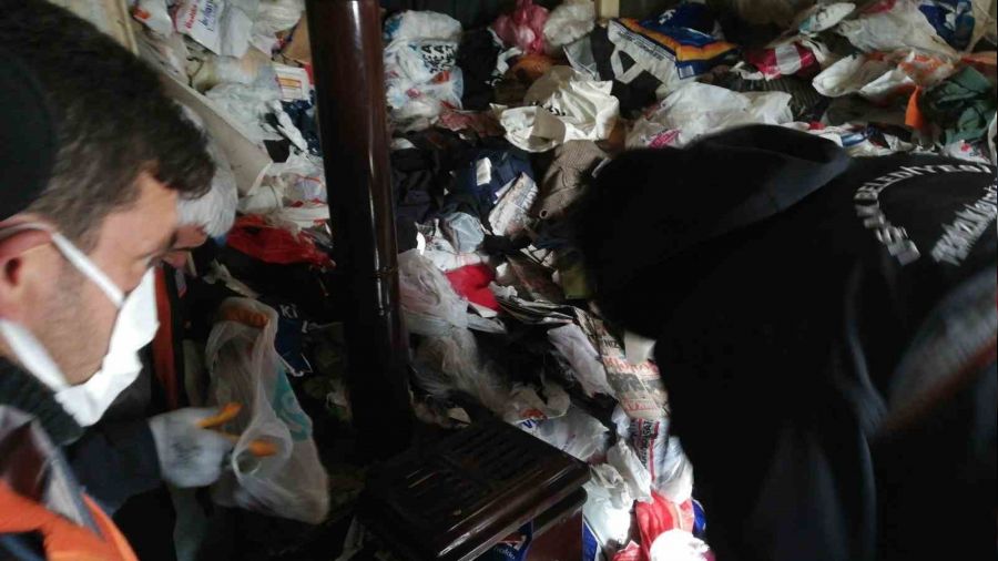 Uşak'ta komşuların şikayet ettiği evden 10 kamyon çöp çıktı