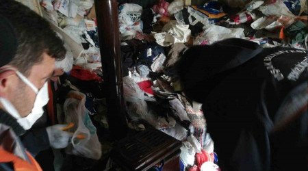 Uşak'ta komşuların şikayet ettiği evden 10 kamyon çöp çıktı