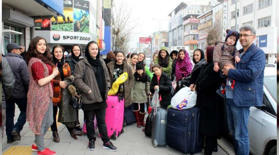 Van'a gelen ranllar esnafn yzn gldrd