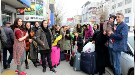 Van'a gelen ranllar esnafn yzn gldrd