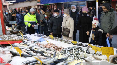 Vatandaş balığa hücum etti