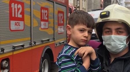 Yangında itfaiye ekipleri 3 çocuk ve 2 kadını son anda kurtardı