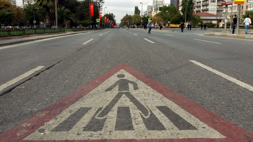 Yar�n �stanbul'da baz� yollar trafi�e kapat�lacak