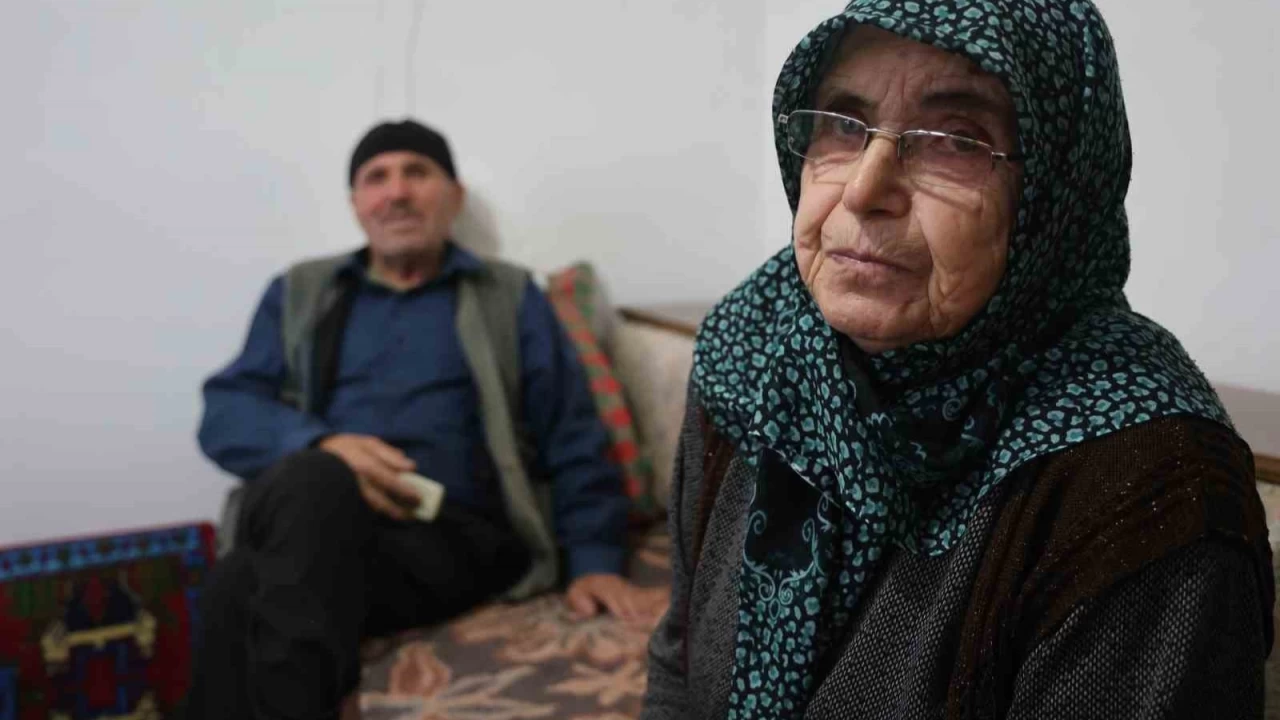 Yaşlı çifti korkutup 400 bin lira dolandırdılar