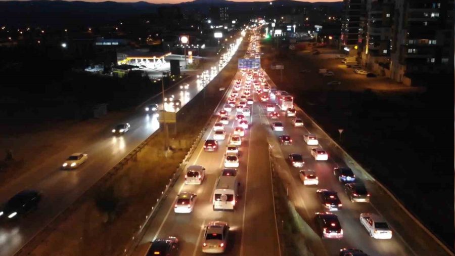 Yaz tatili sona erdi: 43 ilin geçiş noktasında trafik yoğunluğu