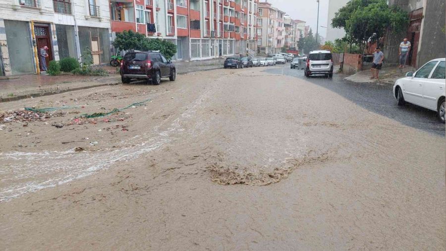Yazın ortasında şiddetli yağış: Sokaklar dereye dönüştü