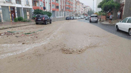 Yazın ortasında şiddetli yağış: Sokaklar dereye dönüştü