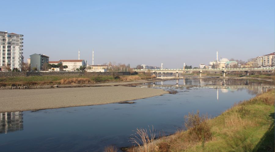 Yeşilırmak Nehri'nde de sular çekildi