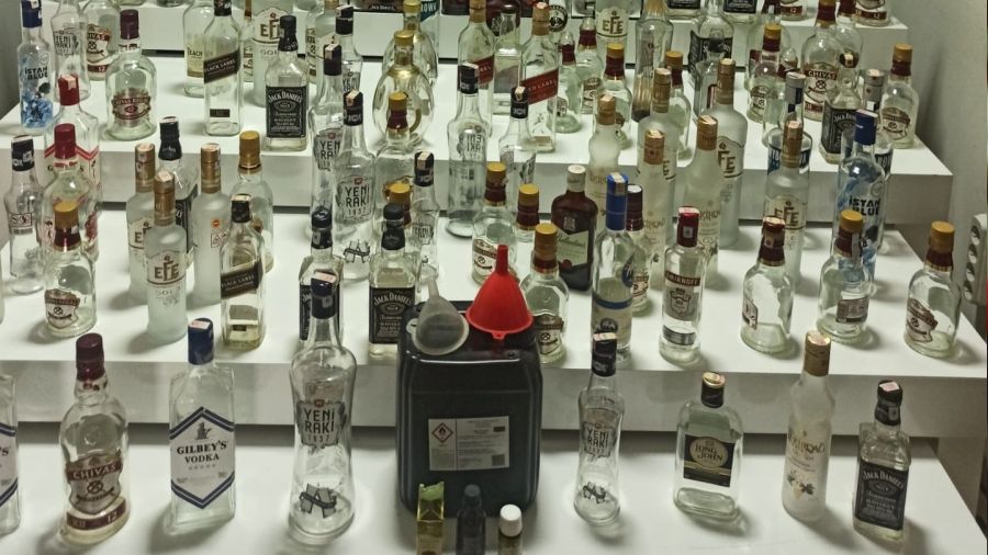 Yılbaşı öncesi piyasaya kaçak alkol sürmeye çalışan 8 şüpheli yakalandı