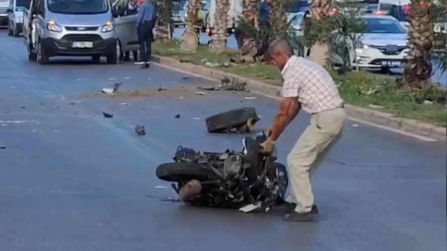 Yol kenarnda duran motosiklet srcsnn ac sonu