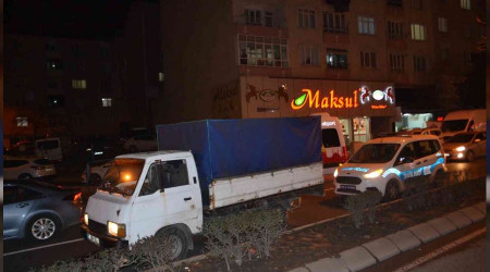 Yol ortasında direksiyon başında sızdı