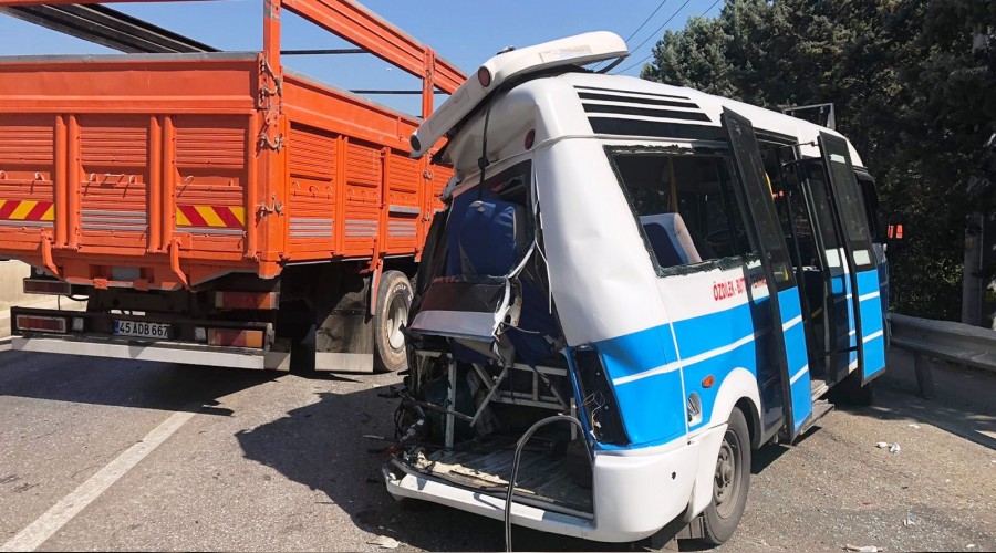 Yolcu otobüsü yolcu minibüsüne çarptı