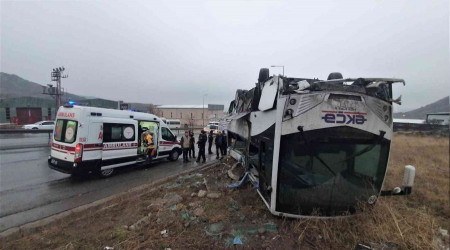 Yoldan çıkan işçi servisi takla attı: 22 yaralı