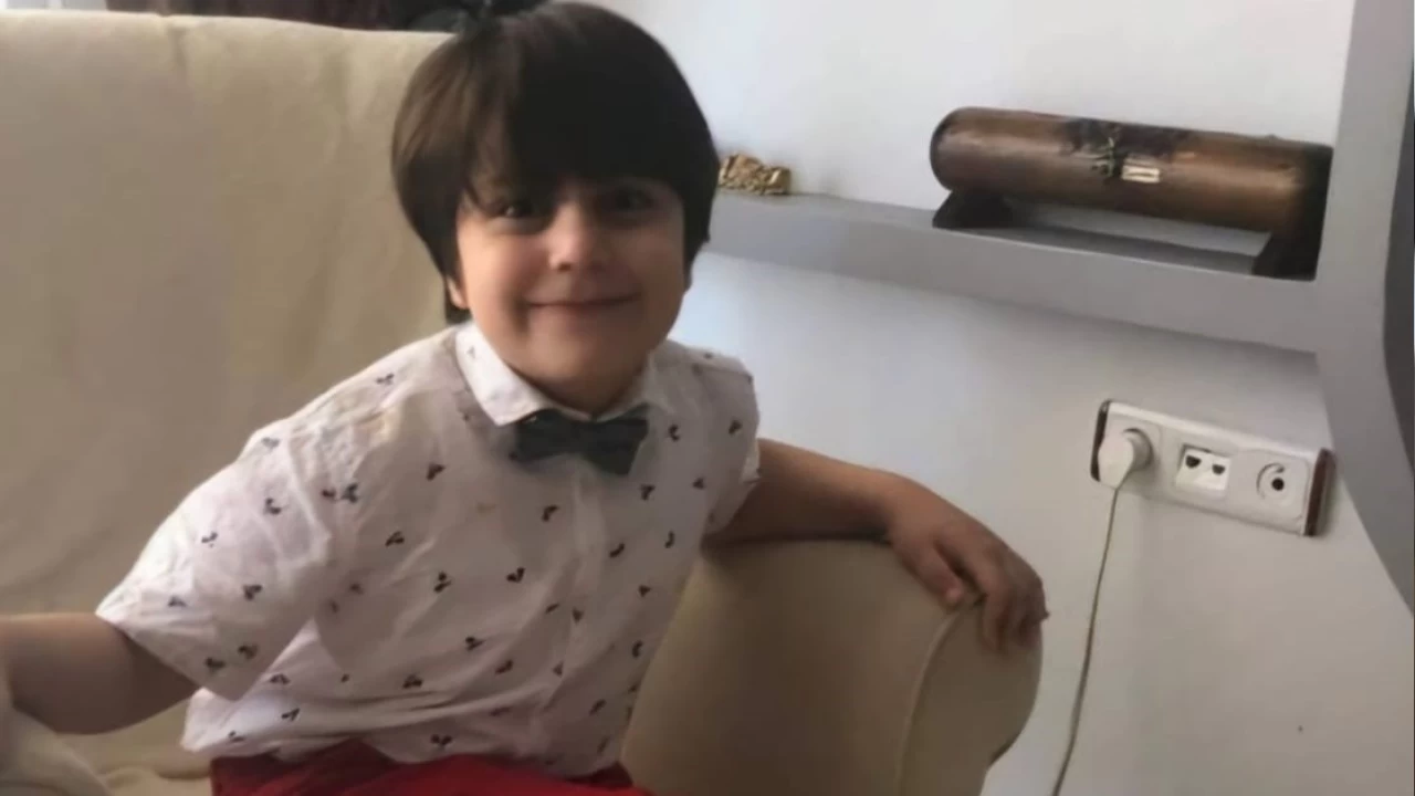 Yolun kar��s�na ge�mek isterken arac�n �arpt��� �ocuk �ld�