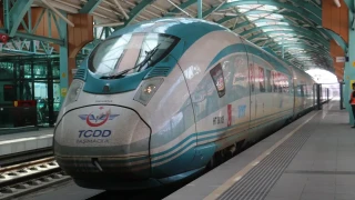 Yüksek Hızlı Tren (YHT) biletlerine zam geldi. Ankara-İstanbul arası standart bilet fiyatı 990 liraya yükseldi