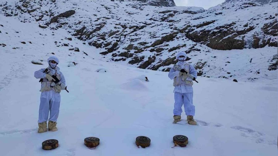 Yüksekova'da 4 adet mayın ele geçirildi