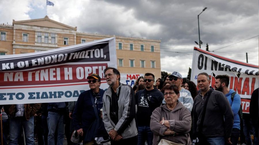 Yunanl�lar tren kazas�nda �len 57 ki�i i�in meydanlarda