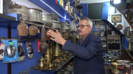 Yüzlerce antika eşyayı işyerinde sergiliyor