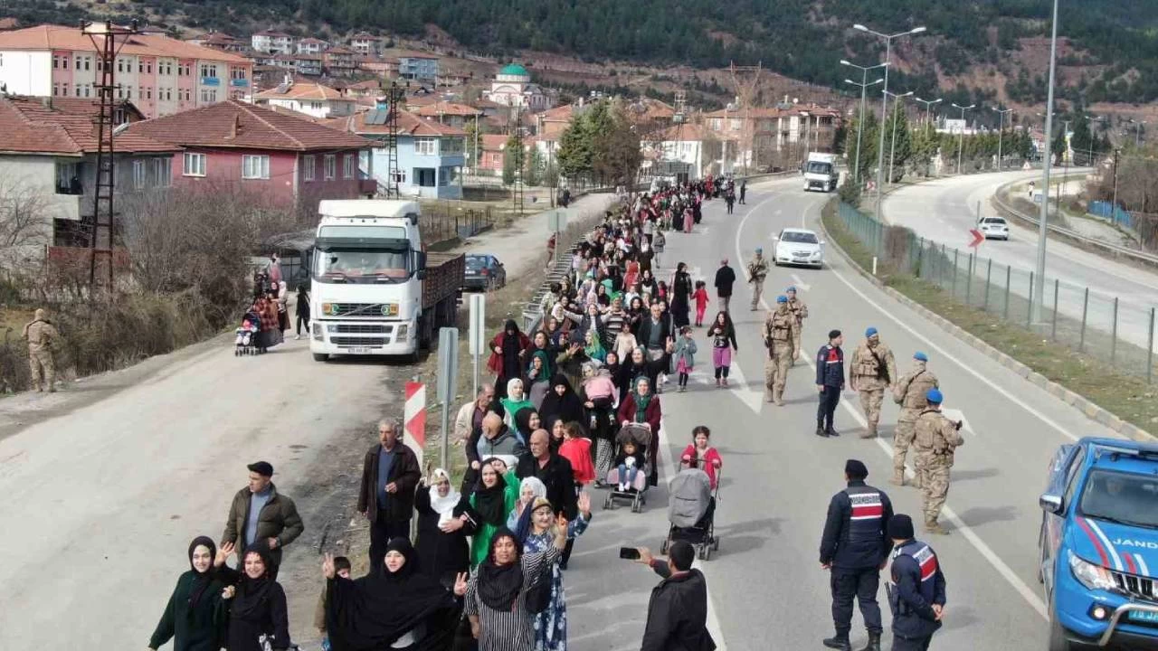 Y�zlerce ki�i muhtar aday�na destek i�in y�r�d�