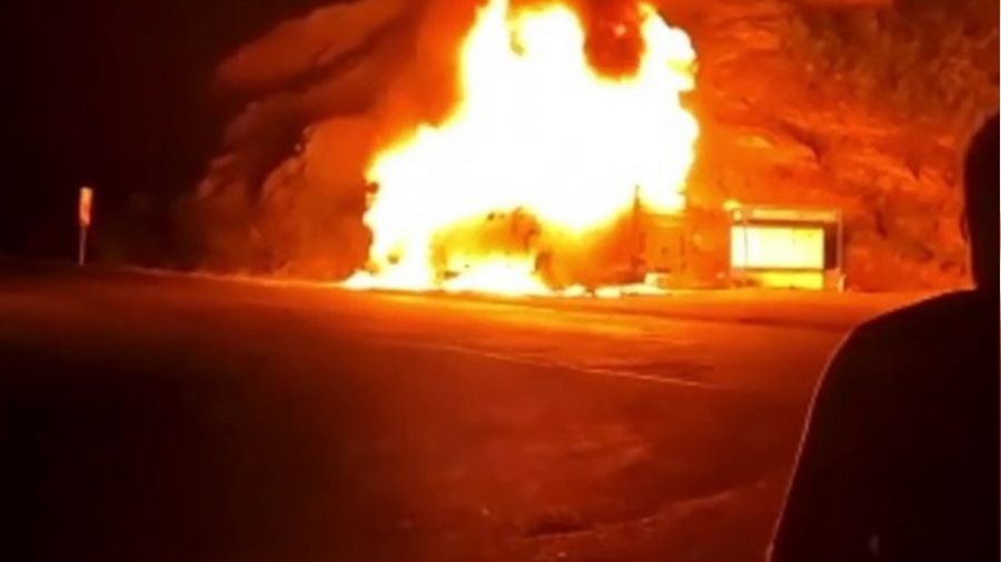 Zonguldak'ta faciadan dönüldü, işçi servisi alev alev yandı
