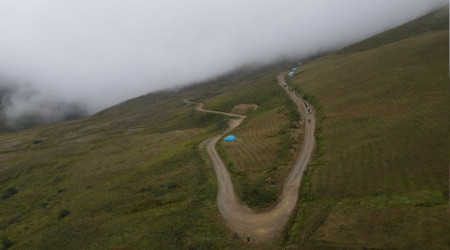 30 cesur bisikletli dünyanın en tehlikeli yolunda bisiklet sürdüler