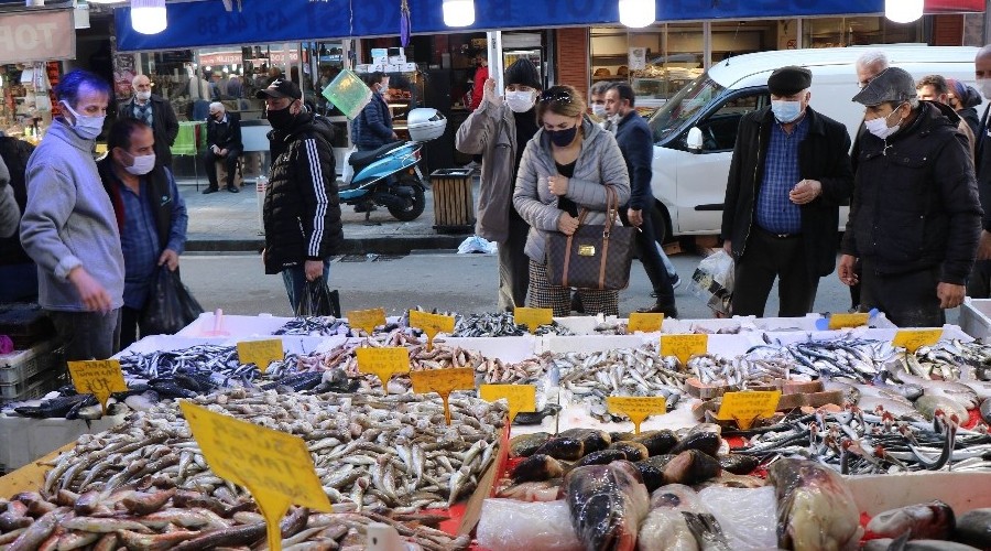 4 günlük yasak öncesi balıkçılara yoğun ilgi