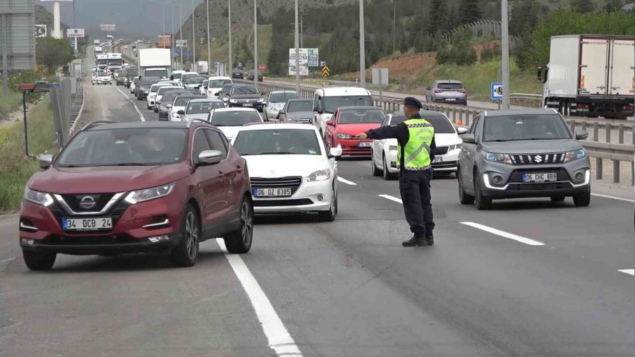 43 ilin ge�i� noktas�nda kilometrelerce kuyruk