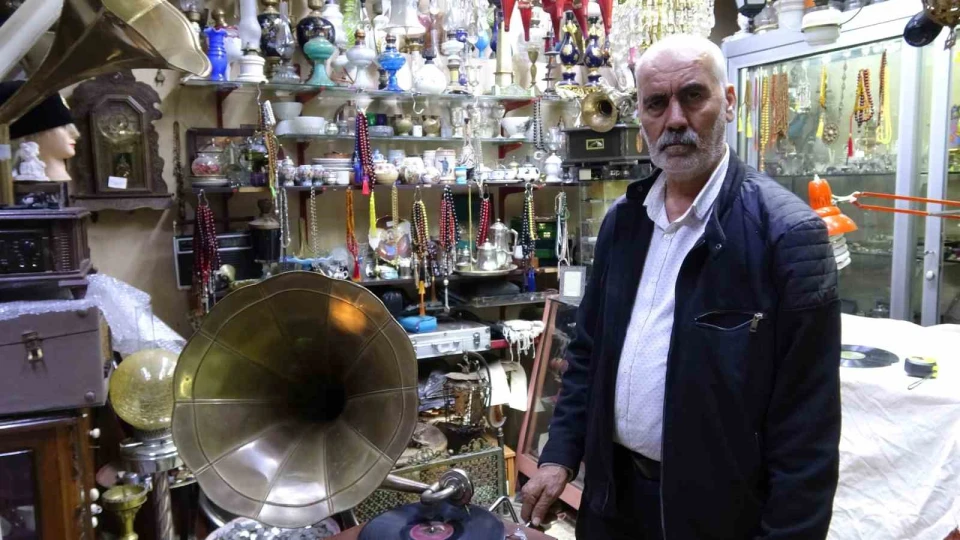 45 yıldır antika topluyor: Sayısını kendisi de bilmiyor