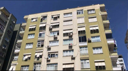 5'inci kattan düşen bebek yaralı kurtuldu