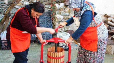 90 yıldır aynı yöntemle hurma pekmezi yapıyorlar