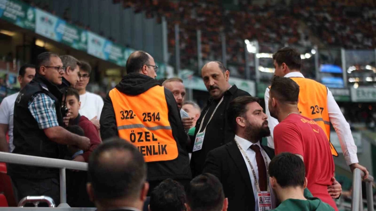 Abdülkerim Bardakcı, Konyasporlu taraftarlarla tartıştı