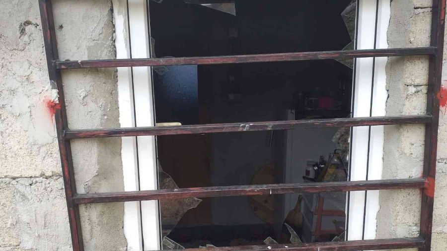 Aç kalan ayılar yayladaki evleri talan etti