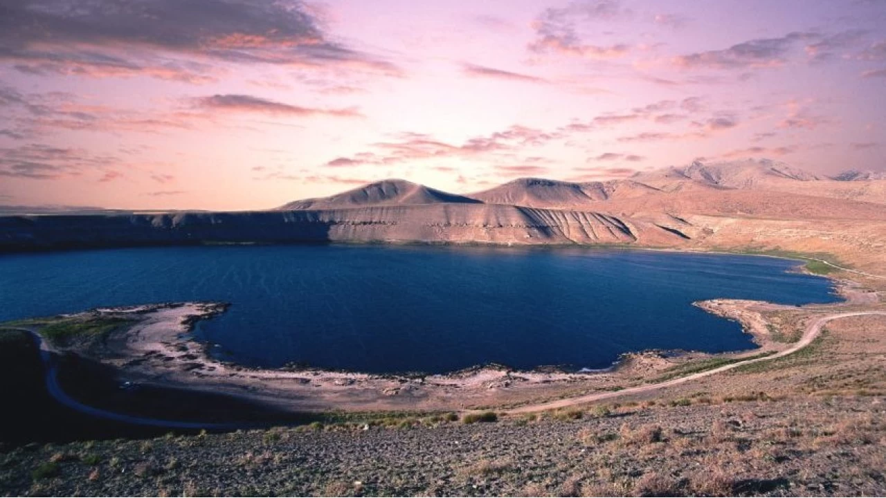 Ac�g�l Krater G�l�: Gizemli bir do�al olu�um