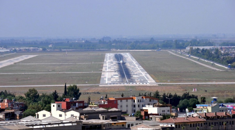 'Adana Havaalan� kapat�lmamal�'
