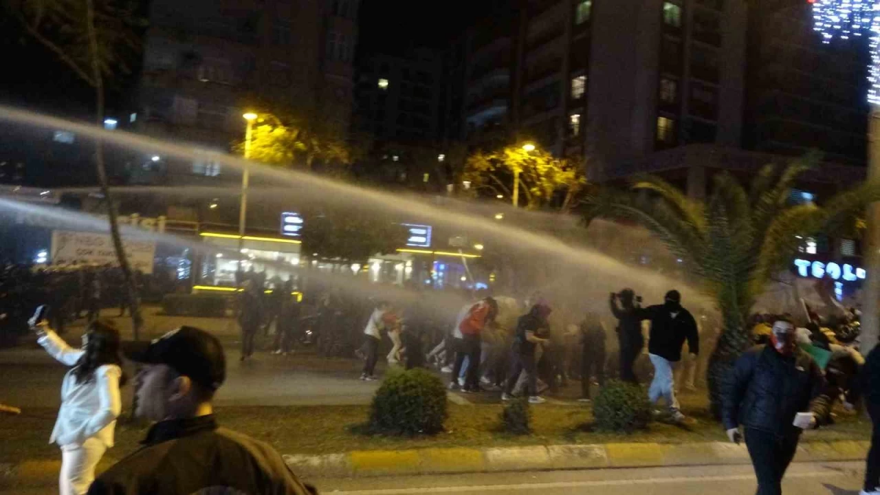 Adana'da g�steri yapan gruba polisten m�dahale