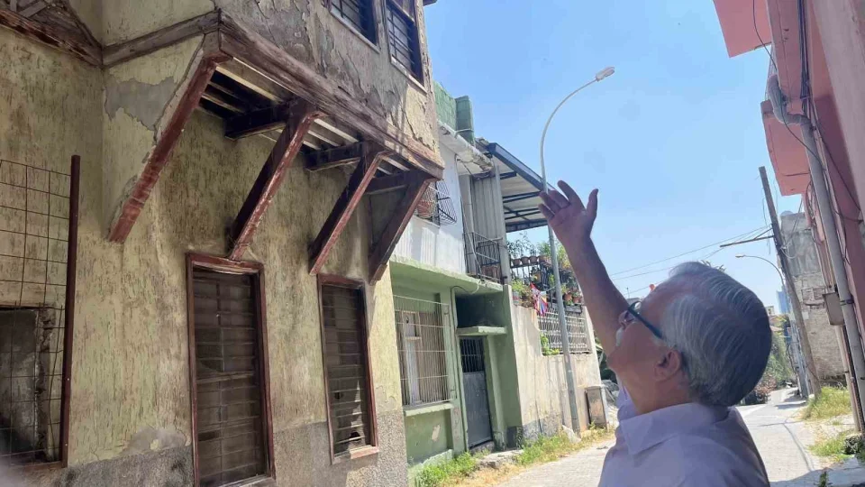 Adana'daki metruk binalar mahalleliyi tedirgin ediyor
