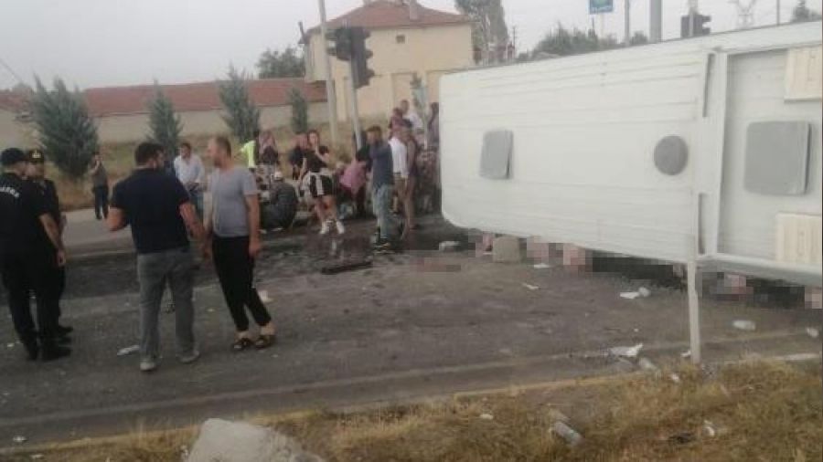 Afyonkarahisar'da midibüs devrildi: 30'a yakın yaralı var