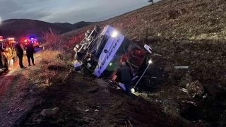 Afyonkarahisar'da yolcu otobs devrildi