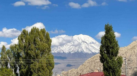 Ağrı Dağı'na kar yağdı