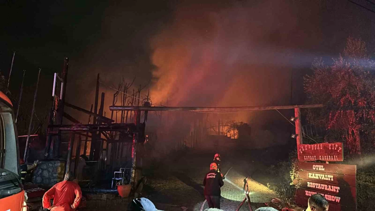 Ah�ap otel ve kovboy kasabas� alev alev yand�