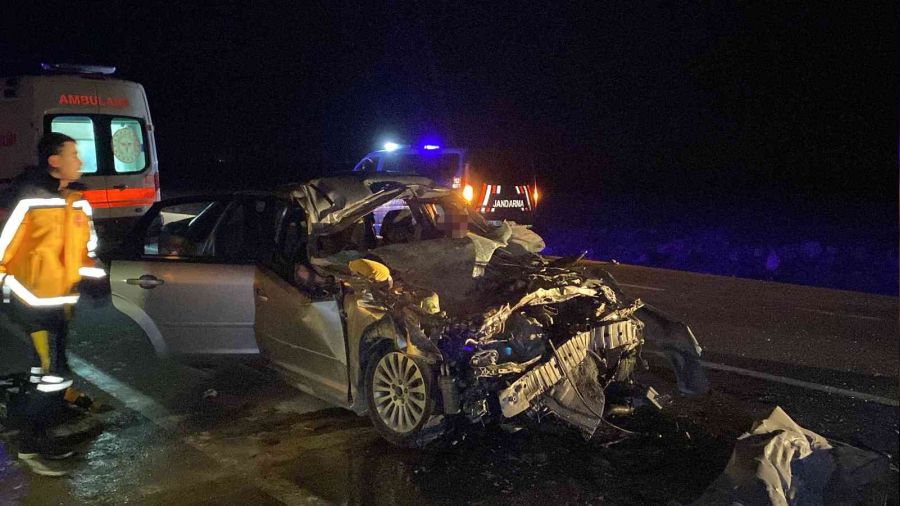Aksaray'da otomobil vince çarptı: 1'i bebek 3 ölü, 1 ağır yaralı
