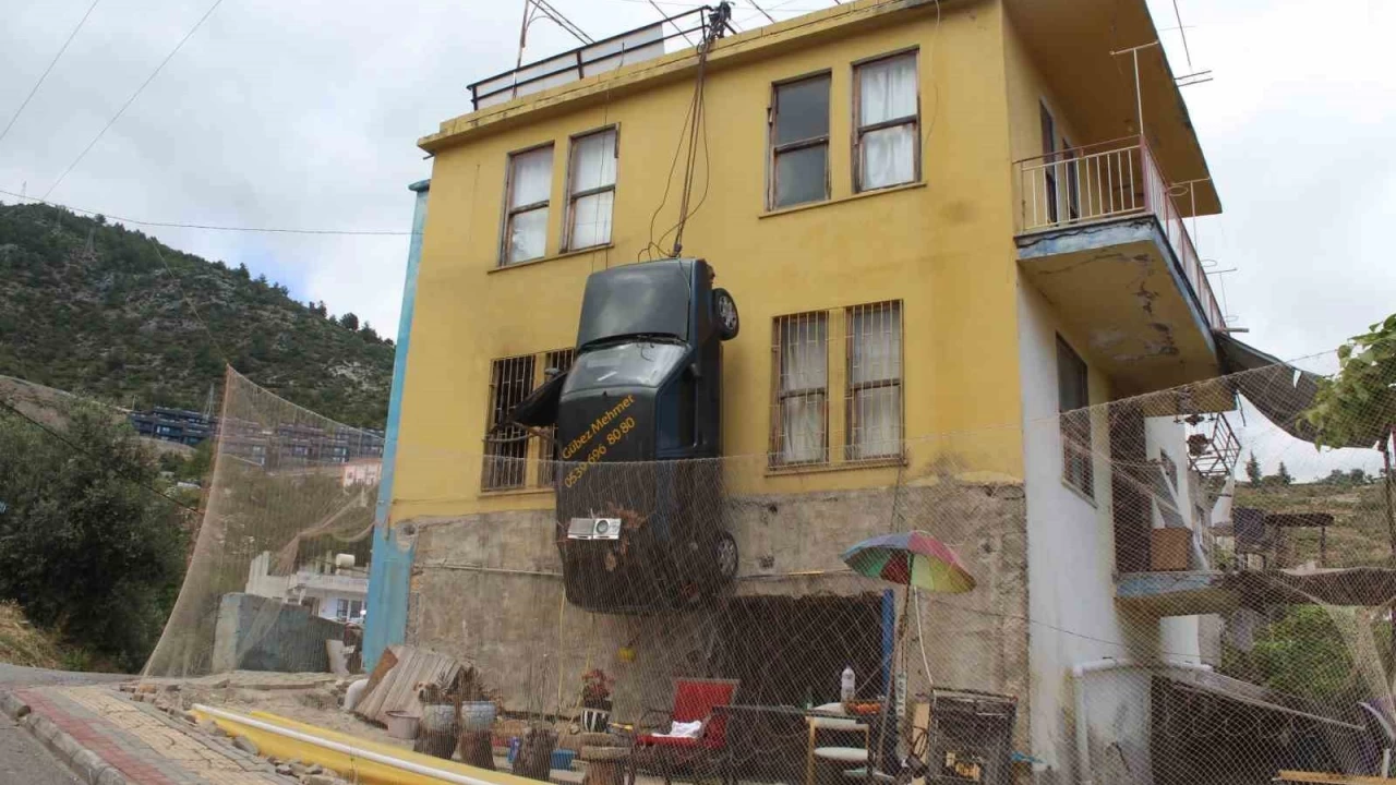 Alanya'da duvara asılı cezalı otomobile teklif yağıyor