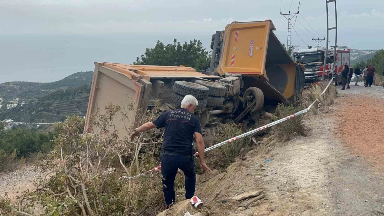 Alanya'da freni boşalan kum yüklü kamyon dehşeti