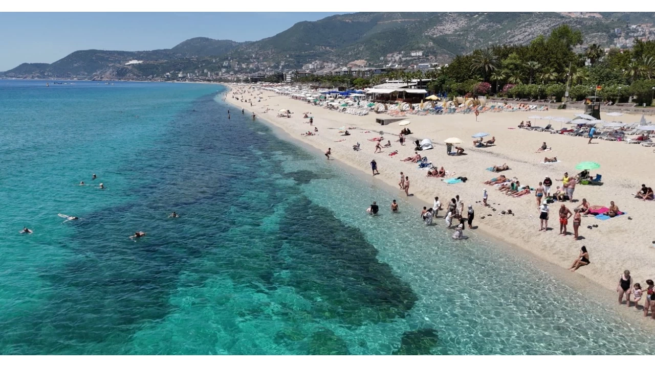 Alanya'da sıcak havayı fırsat bilen turistler Kleopatra Plajı'na akın etti