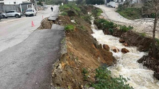 Alanya'da �iddetli ya��� sonras� heyelan olu�tu, yol ��kt�